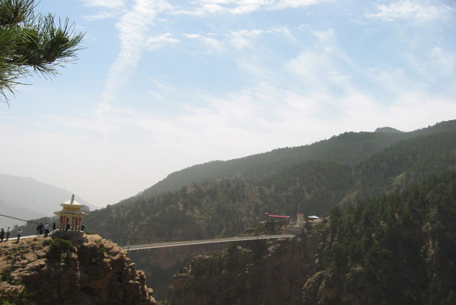 峡谷索桥