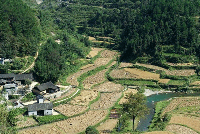 腊尔山 腊尔山镇处于凤凰县西北部,距县城37公里.全镇总面积80.