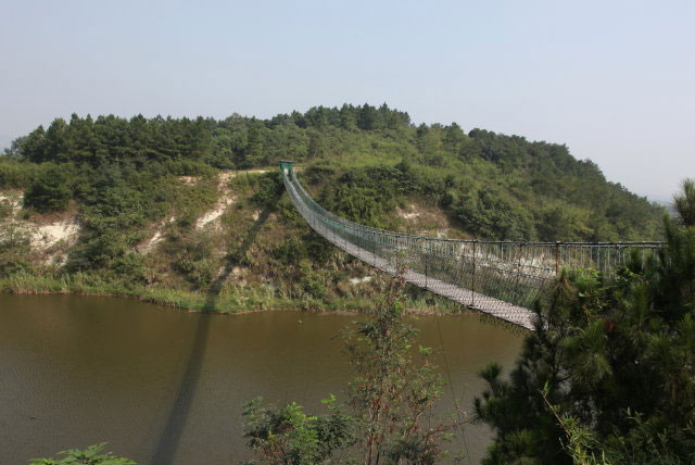 仙山湖 仙山湖风景旅游区位于长兴县最西端的江,浙,皖高速,杭长高速