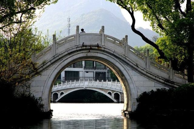 桂林古榕双桥图片