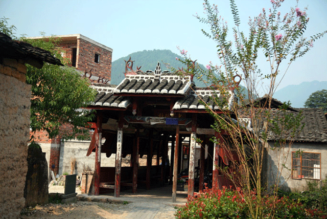 涧水从山峡穿石下注,水石清丽.循.