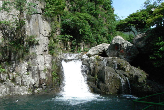 火山大石谷 天目石谷又名火山大石谷,地处浙江临安,紧邻原始森林大树